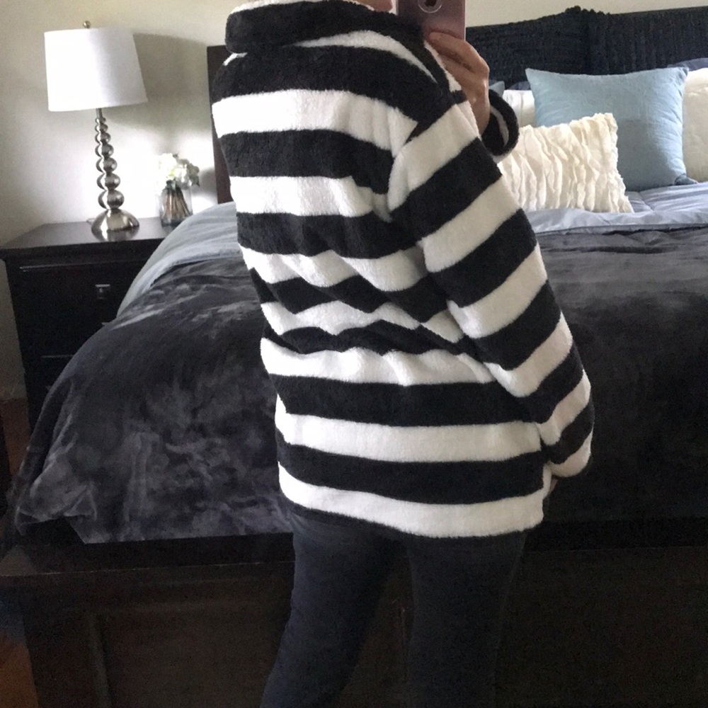 ✨LAST 2 Black & White half zip pullover pockets - Picture 4 of 6